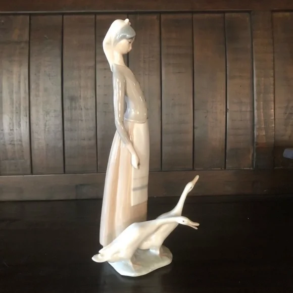 Girl With Geese #1035 Spanish Lladro